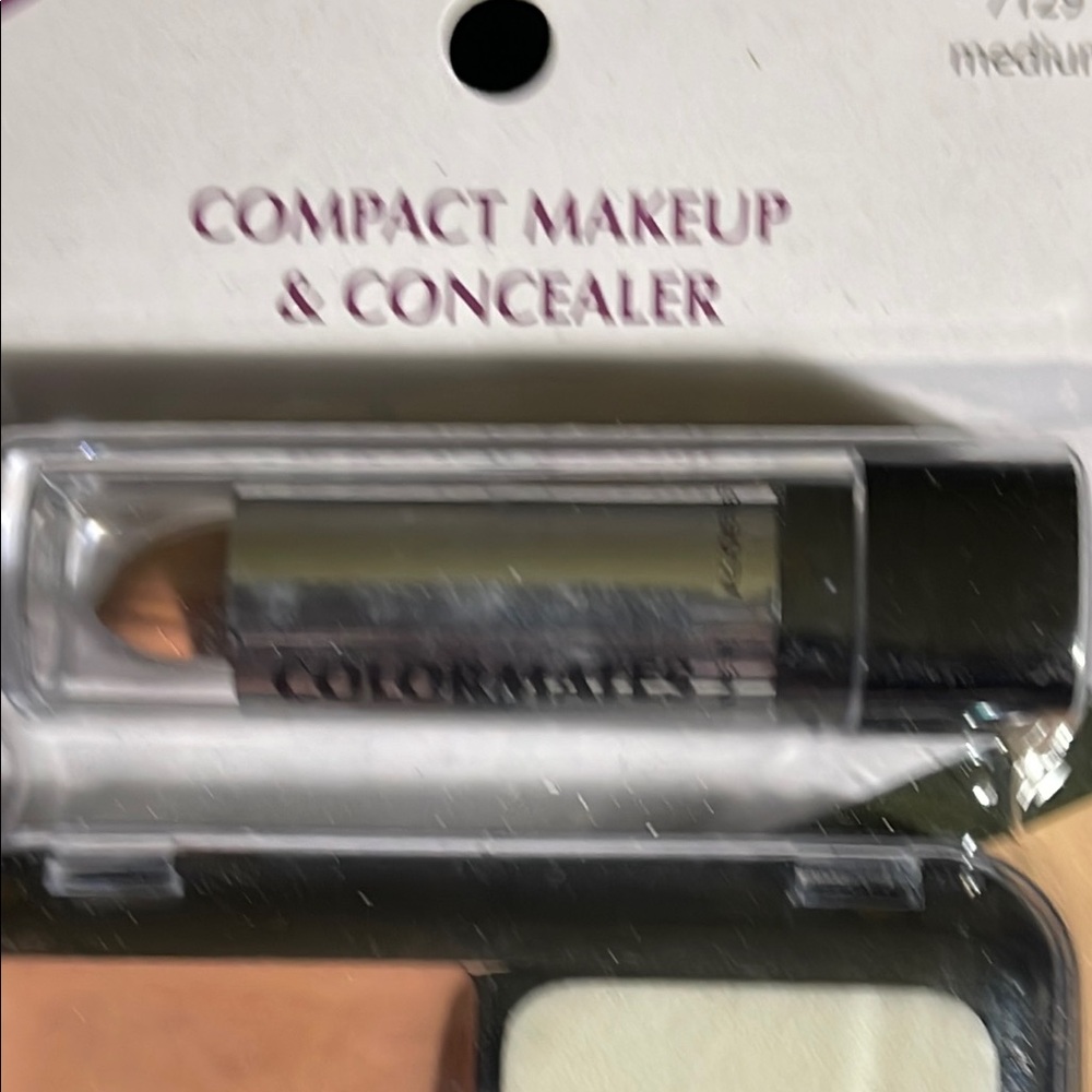 Compact Makeup & Concealer - Medium - Picture 4 of 6